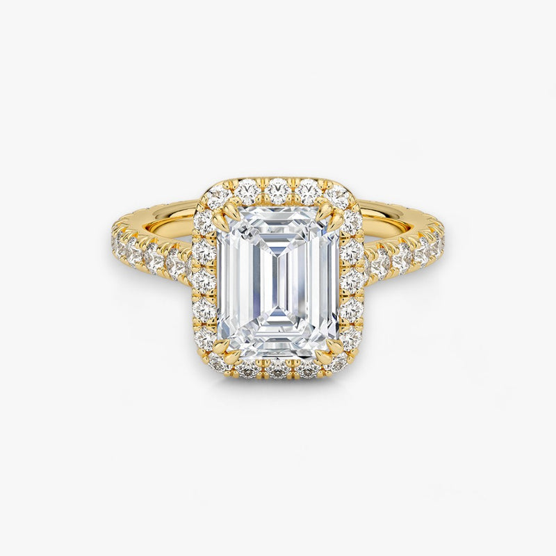 Exklusiver Diamantring aus Gelbgold mit einem 2-Karat Emerald LabGrown geschliffenen Diamanten, umgeben von einem eleganten Pavé-Halo-Design. Luxuriöser Verlobungsring mit brillantem Steinfunkeln und hochwertiger Handwerkskunst – perfekt für Hochzeitsanträge. Premium-Schmuck für anspruchsvolle Kunden, geeignet für besondere Anlässe.