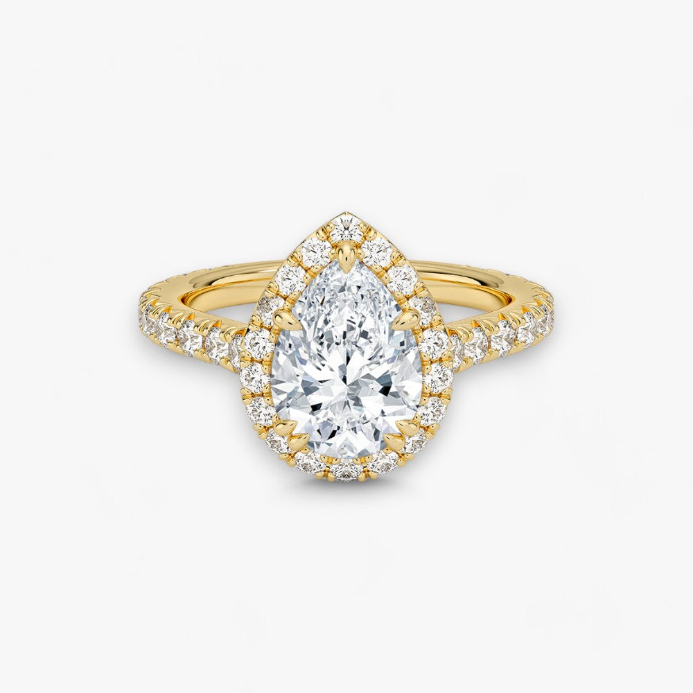 Exklusiver Diamantring aus Gelbgold mit einem 2-Karat Tropfen LabGrown geschliffenen Diamanten, umgeben von einem eleganten Pavé-Halo-Design. Luxuriöser Verlobungsring mit brillantem Steinfunkeln und hochwertiger Handwerkskunst – perfekt für Hochzeitsanträge. Premium-Schmuck für anspruchsvolle Kunden, geeignet für besondere Anlässe.