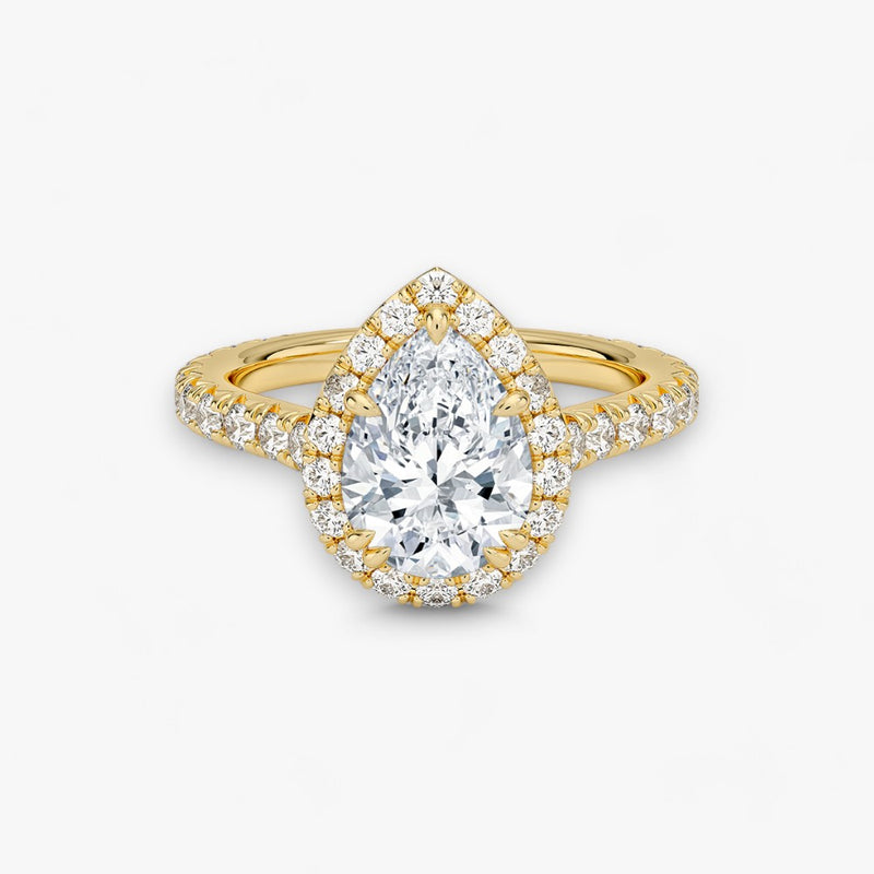 Exklusiver Diamantring aus Gelbgold mit einem 2-Karat Tropfen LabGrown geschliffenen Diamanten, umgeben von einem eleganten Pavé-Halo-Design. Luxuriöser Verlobungsring mit brillantem Steinfunkeln und hochwertiger Handwerkskunst – perfekt für Hochzeitsanträge. Premium-Schmuck für anspruchsvolle Kunden, geeignet für besondere Anlässe.
