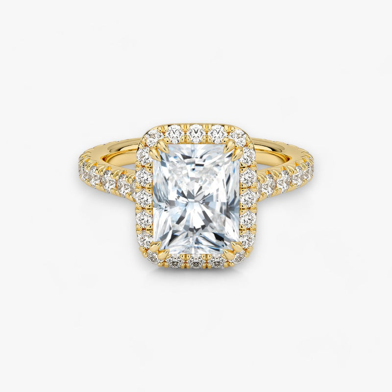 Exklusiver Diamantring aus Gelbgold mit einem 2-Karat Radiant LabGrown geschliffenen Diamanten, umgeben von einem eleganten Pavé-Halo-Design. Luxuriöser Verlobungsring mit brillantem Steinfunkeln und hochwertiger Handwerkskunst – perfekt für Hochzeitsanträge. Premium-Schmuck für anspruchsvolle Kunden, geeignet für besondere Anlässe.