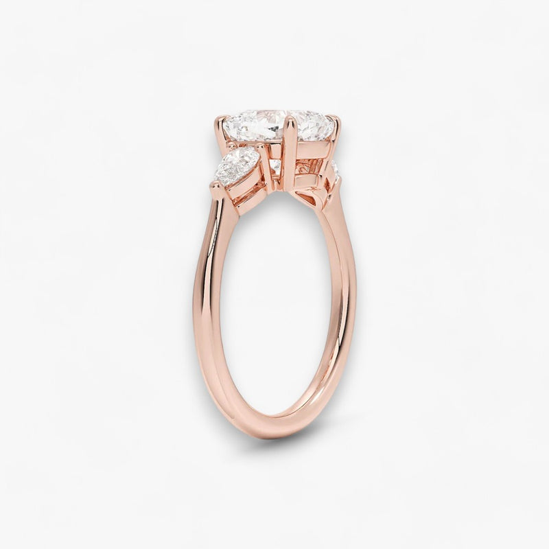Eleganter Verlobungsring Bellancia mit 2-Karat Cushion-Cut-Diamant und funkelnden seitlichen Pear-Cut-Diamanten, gefertigt aus hochwertigem Weissgold. Luxuriöser Diamantring für Verlobung, Hochzeit oder Jubiläum. Exklusives Schmuckdesign mit brillantem Glanz und zeitloser Eleganz – ideal für besondere Momente. Perfekter Verlobungsring mit außergewöhnlicher Handwerkskunst. Jetzt online entdecken und bestellen.