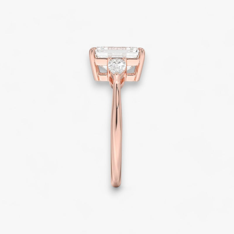 Eleganter Verlobungsring mit 2-Karat Emerald-Cut-Diamant und funkelnden seitlichen Pear-Cut-Diamanten, gefertigt aus hochwertigem Rosegold. Luxuriöser Diamantring für Verlobung, Hochzeit oder Jubiläum. Exklusives Schmuckdesign mit brillantem Glanz und zeitloser Eleganz – ideal für besondere Momente. Perfekter Verlobungsring mit außergewöhnlicher Handwerkskunst. Jetzt online entdecken und bestellen.