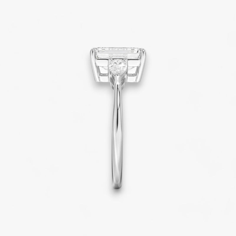 Eleganter Verlobungsring mit 2-Karat Emerald-Cut-Diamant und funkelnden seitlichen Pear-Cut-Diamanten, gefertigt aus hochwertigem Weissgold. Luxuriöser Diamantring für Verlobung, Hochzeit oder Jubiläum. Exklusives Schmuckdesign mit brillantem Glanz und zeitloser Eleganz – ideal für besondere Momente. Perfekter Verlobungsring mit außergewöhnlicher Handwerkskunst. Jetzt online entdecken und bestellen.