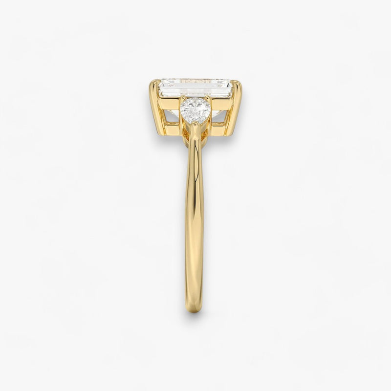Eleganter Verlobungsring mit 2-Karat Emerald-Cut-Diamant und funkelnden seitlichen Pear-Cut-Diamanten, gefertigt aus hochwertigem Gelbgold. Luxuriöser Diamantring für Verlobung, Hochzeit oder Jubiläum. Exklusives Schmuckdesign mit brillantem Glanz und zeitloser Eleganz – ideal für besondere Momente. Perfekter Verlobungsring mit außergewöhnlicher Handwerkskunst. Jetzt online entdecken und bestellen.