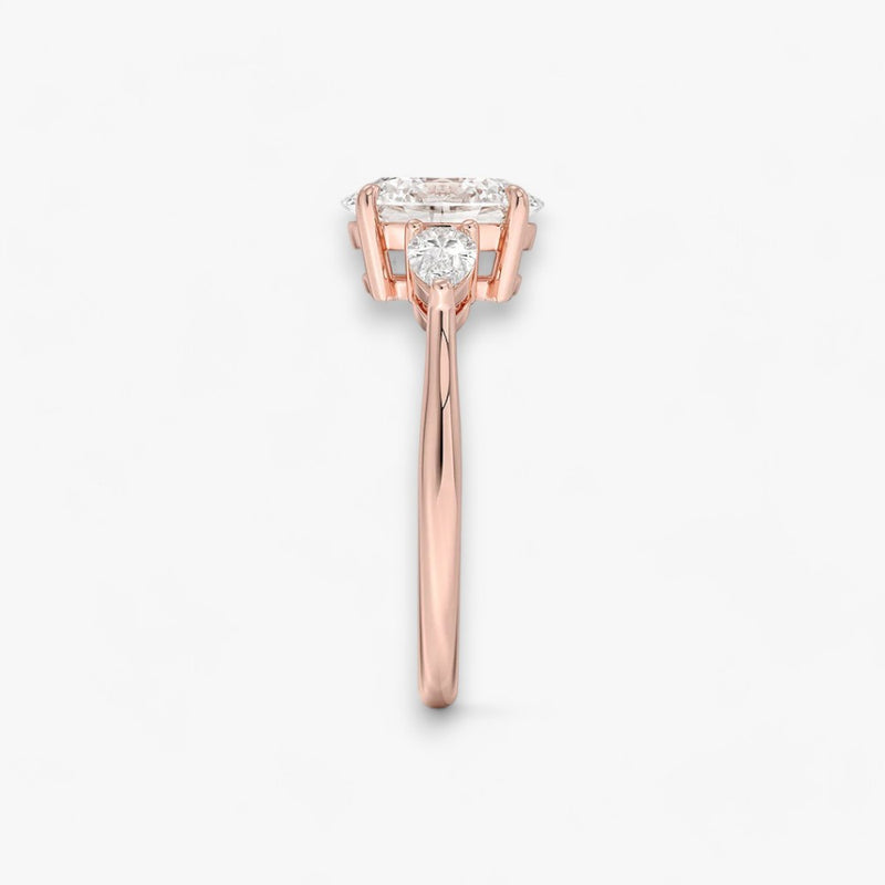 Eleganter Verlobungsring mit 2-Karat Oval-Cut-Diamant und funkelnden seitlichen Pear-Cut-Diamanten, gefertigt aus hochwertigem Rosegold. Luxuriöser Diamantring für Verlobung, Hochzeit oder Jubiläum. Exklusives Schmuckdesign mit brillantem Glanz und zeitloser Eleganz – ideal für besondere Momente. Perfekter Verlobungsring mit außergewöhnlicher Handwerkskunst. Jetzt online entdecken und bestellen.
