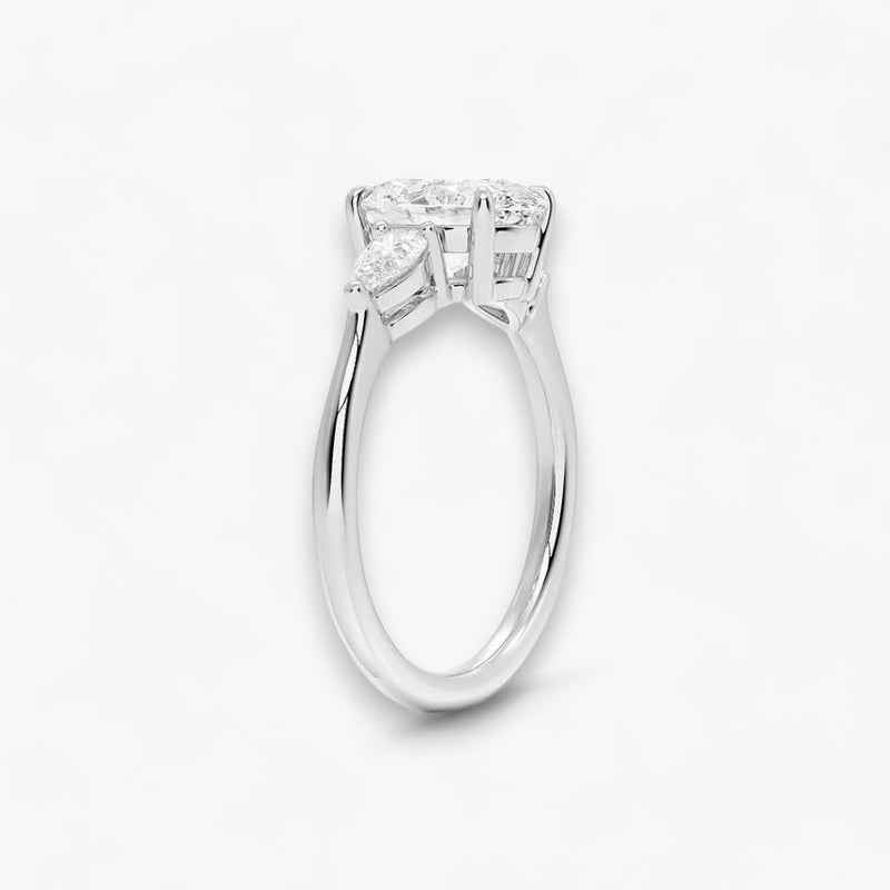 Eleganter Verlobungsring mit 2-Karat Oval-Cut-Diamant und funkelnden seitlichen Pear-Cut-Diamanten, gefertigt aus hochwertigem Weissgold. Luxuriöser Diamantring für Verlobung, Hochzeit oder Jubiläum. Exklusives Schmuckdesign mit brillantem Glanz und zeitloser Eleganz – ideal für besondere Momente. Perfekter Verlobungsring mit außergewöhnlicher Handwerkskunst. Jetzt online entdecken und bestellen.