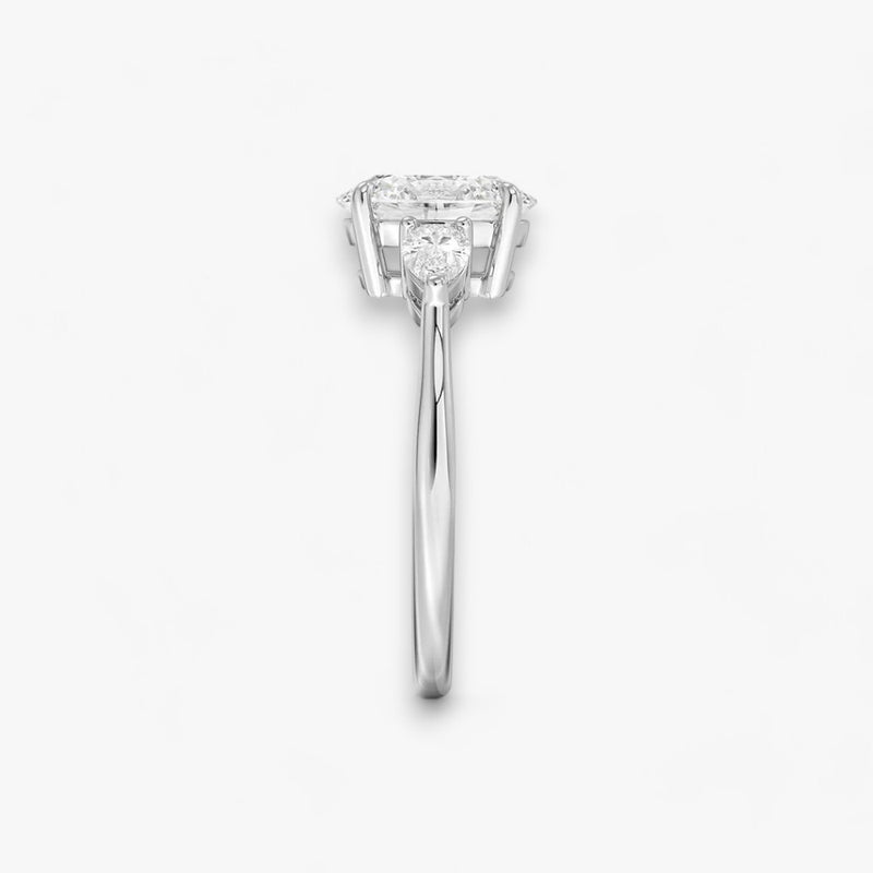 Eleganter Verlobungsring mit 2-Karat Oval-Cut-Diamant und funkelnden seitlichen Pear-Cut-Diamanten, gefertigt aus hochwertigem Weissgold. Luxuriöser Diamantring für Verlobung, Hochzeit oder Jubiläum. Exklusives Schmuckdesign mit brillantem Glanz und zeitloser Eleganz – ideal für besondere Momente. Perfekter Verlobungsring mit außergewöhnlicher Handwerkskunst. Jetzt online entdecken und bestellen.