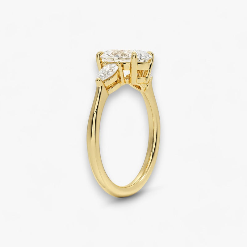 Eleganter Verlobungsring mit 2-Karat Oval-Cut-Diamant und funkelnden seitlichen Pear-Cut-Diamanten, gefertigt aus hochwertigem Gelbgold. Luxuriöser Diamantring für Verlobung, Hochzeit oder Jubiläum. Exklusives Schmuckdesign mit brillantem Glanz und zeitloser Eleganz – ideal für besondere Momente. Perfekter Verlobungsring mit außergewöhnlicher Handwerkskunst. Jetzt online entdecken und bestellen.