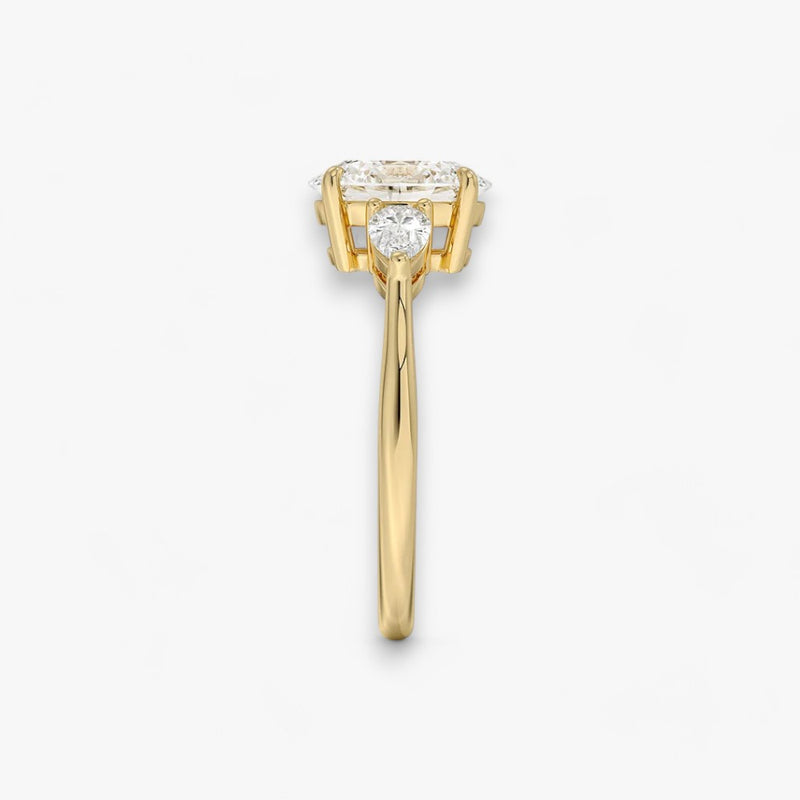 Eleganter Verlobungsring mit 2-Karat Oval-Cut-Diamant und funkelnden seitlichen Pear-Cut-Diamanten, gefertigt aus hochwertigem Gelbgold. Luxuriöser Diamantring für Verlobung, Hochzeit oder Jubiläum. Exklusives Schmuckdesign mit brillantem Glanz und zeitloser Eleganz – ideal für besondere Momente. Perfekter Verlobungsring mit außergewöhnlicher Handwerkskunst. Jetzt online entdecken und bestellen.