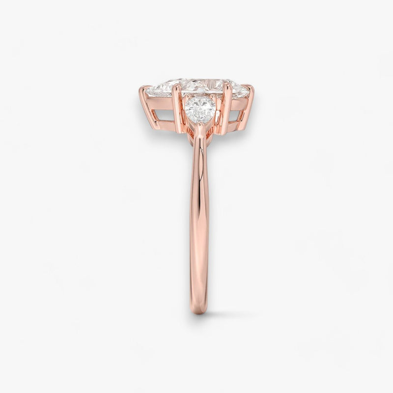 Eleganter Verlobungsring mit 2-Karat Tropfen-Cut-Diamant und funkelnden seitlichen Pear-Cut-Diamanten, gefertigt aus hochwertigem Rosegold. Luxuriöser Diamantring für Verlobung, Hochzeit oder Jubiläum. Exklusives Schmuckdesign mit brillantem Glanz und zeitloser Eleganz – ideal für besondere Momente. Perfekter Verlobungsring mit außergewöhnlicher Handwerkskunst. Jetzt online entdecken und bestellen.