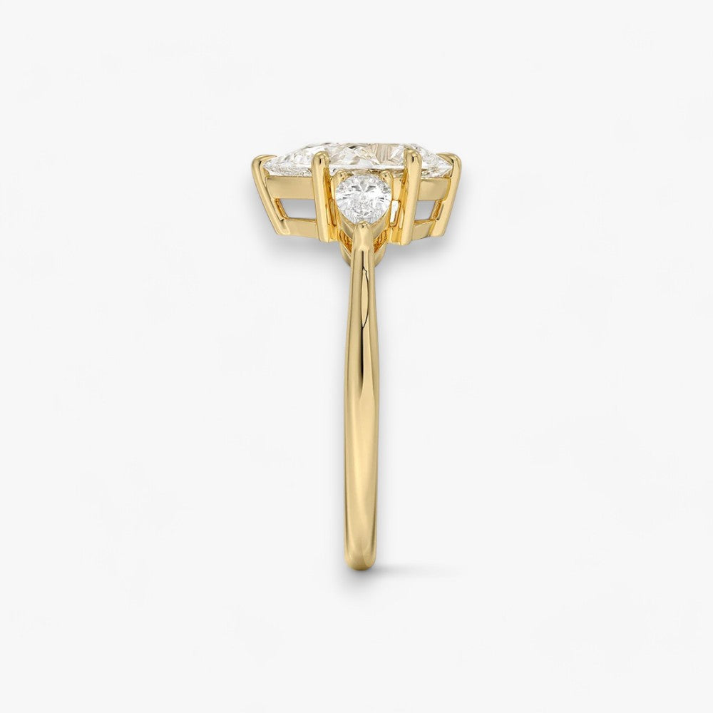 Eleganter Verlobungsring mit 2-Karat Tropfen-Cut-Diamant und funkelnden seitlichen Pear-Cut-Diamanten, gefertigt aus hochwertigem Gelbgold. Luxuriöser Diamantring für Verlobung, Hochzeit oder Jubiläum. Exklusives Schmuckdesign mit brillantem Glanz und zeitloser Eleganz – ideal für besondere Momente. Perfekter Verlobungsring mit außergewöhnlicher Handwerkskunst. Jetzt online entdecken und bestellen.