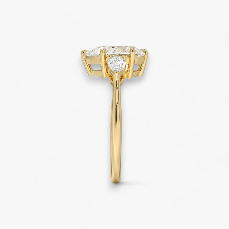 Eleganter Verlobungsring mit 2-Karat Tropfen-Cut-Diamant und funkelnden seitlichen Pear-Cut-Diamanten, gefertigt aus hochwertigem Gelbgold. Luxuriöser Diamantring für Verlobung, Hochzeit oder Jubiläum. Exklusives Schmuckdesign mit brillantem Glanz und zeitloser Eleganz – ideal für besondere Momente. Perfekter Verlobungsring mit außergewöhnlicher Handwerkskunst. Jetzt online entdecken und bestellen.