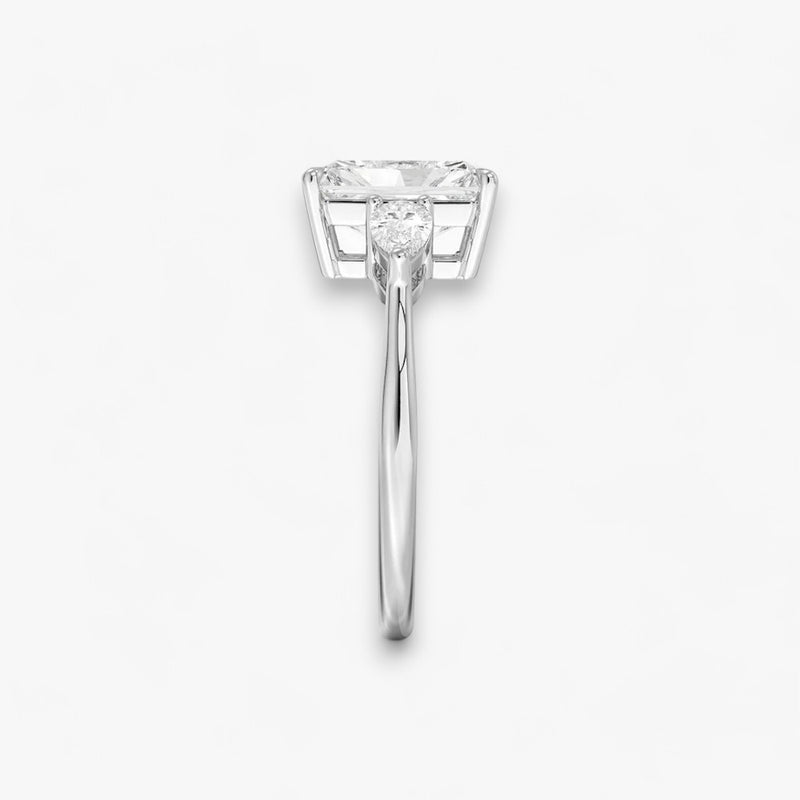 Eleganter Verlobungsring mit 2-Karat Radiant-Cut-Diamant und funkelnden seitlichen Pear-Cut-Diamanten, gefertigt aus hochwertigem Platin. Luxuriöser Diamantring für Verlobung, Hochzeit oder Jubiläum. Exklusives Schmuckdesign mit brillantem Glanz und zeitloser Eleganz – ideal für besondere Momente. Perfekter Verlobungsring mit außergewöhnlicher Handwerkskunst. Jetzt online entdecken und bestellen.