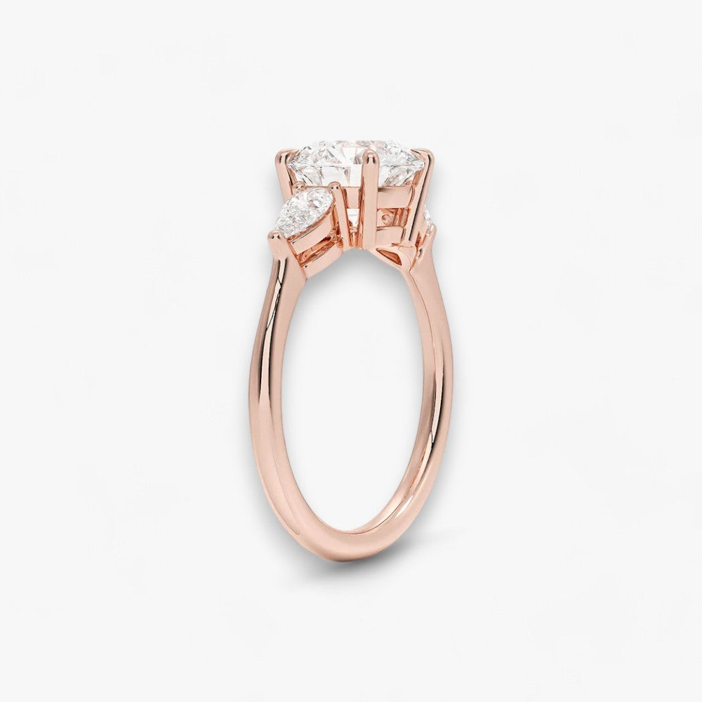 Eleganter Verlobungsring mit 2-Karat Rund-Cut-Diamant und funkelnden seitlichen Pear-Cut-Diamanten, gefertigt aus hochwertigem Rosegold. Luxuriöser Diamantring für Verlobung, Hochzeit oder Jubiläum. Exklusives Schmuckdesign mit brillantem Glanz und zeitloser Eleganz – ideal für besondere Momente. Perfekter Verlobungsring mit außergewöhnlicher Handwerkskunst. Jetzt online entdecken und bestellen.