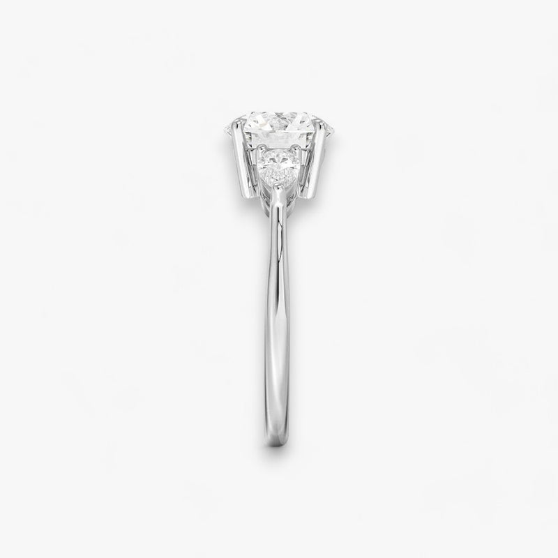 Eleganter Verlobungsring mit 2-Karat Rund-Cut-Diamant und funkelnden seitlichen Pear-Cut-Diamanten, gefertigt aus hochwertigem Weissgold. Luxuriöser Diamantring für Verlobung, Hochzeit oder Jubiläum. Exklusives Schmuckdesign mit brillantem Glanz und zeitloser Eleganz – ideal für besondere Momente. Perfekter Verlobungsring mit außergewöhnlicher Handwerkskunst. Jetzt online entdecken und bestellen.