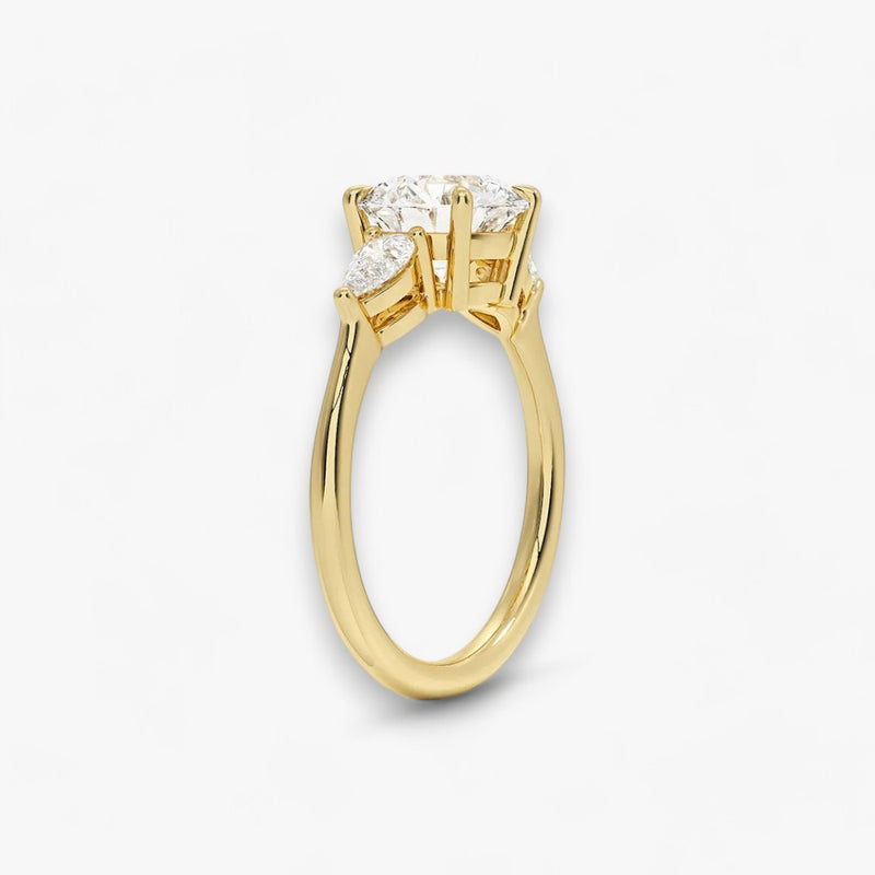 Eleganter Verlobungsring mit 2-Karat Rund-Cut-Diamant und funkelnden seitlichen Pear-Cut-Diamanten, gefertigt aus hochwertigem Gelbgold. Luxuriöser Diamantring für Verlobung, Hochzeit oder Jubiläum. Exklusives Schmuckdesign mit brillantem Glanz und zeitloser Eleganz – ideal für besondere Momente. Perfekter Verlobungsring mit außergewöhnlicher Handwerkskunst. Jetzt online entdecken und bestellen.