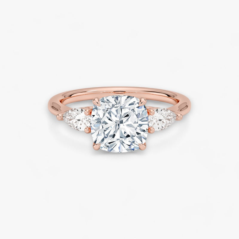 Eleganter Verlobungsring Bellancia mit 2-Karat Cushion-Cut-Diamant und funkelnden seitlichen Pear-Cut-Diamanten, gefertigt aus hochwertigem Rosegold. Luxuriöser Diamantring für Verlobung, Hochzeit oder Jubiläum. Exklusives Schmuckdesign mit brillantem Glanz und zeitloser Eleganz – ideal für besondere Momente. Perfekter Verlobungsring mit außergewöhnlicher Handwerkskunst. Jetzt online entdecken und bestellen.