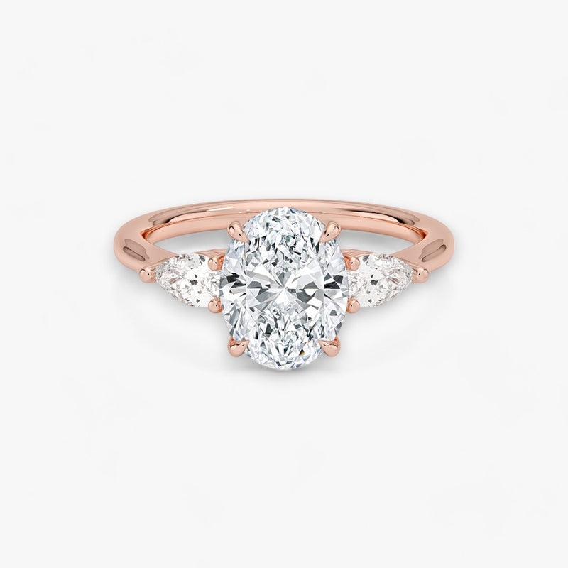 Eleganter Verlobungsring mit 2-Karat Oval-Cut-Diamant und funkelnden seitlichen Pear-Cut-Diamanten, gefertigt aus hochwertigem Rosegold. Luxuriöser Diamantring für Verlobung, Hochzeit oder Jubiläum. Exklusives Schmuckdesign mit brillantem Glanz und zeitloser Eleganz – ideal für besondere Momente. Perfekter Verlobungsring mit außergewöhnlicher Handwerkskunst. Jetzt online entdecken und bestellen.
