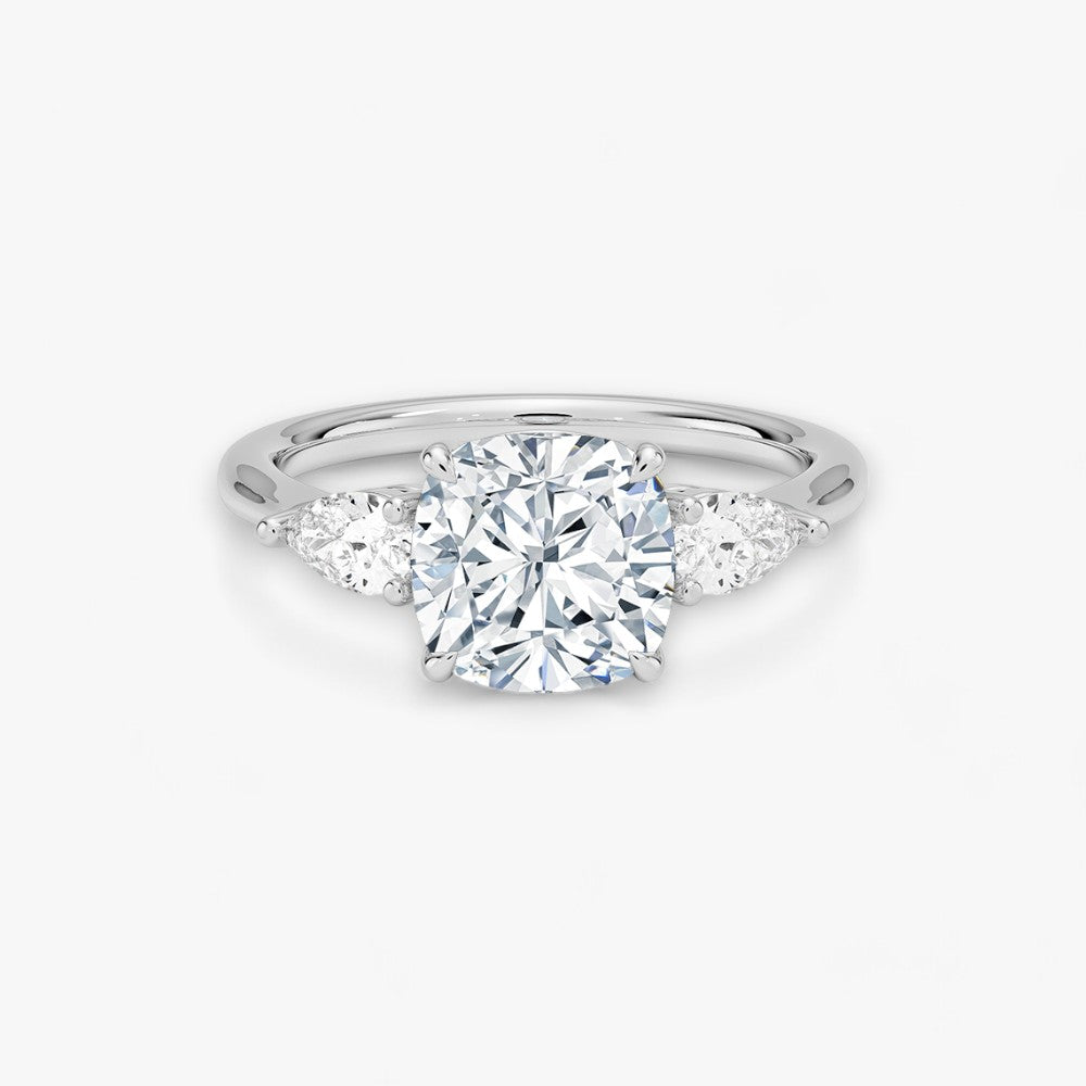 Eleganter Verlobungsring Bellancia mit 2-Karat Cushion-Cut-Diamant und funkelnden seitlichen Pear-Cut-Diamanten, gefertigt aus hochwertigem Weissgold. Luxuriöser Diamantring für Verlobung, Hochzeit oder Jubiläum. Exklusives Schmuckdesign mit brillantem Glanz und zeitloser Eleganz – ideal für besondere Momente. Perfekter Verlobungsring mit außergewöhnlicher Handwerkskunst. Jetzt online entdecken und bestellen.