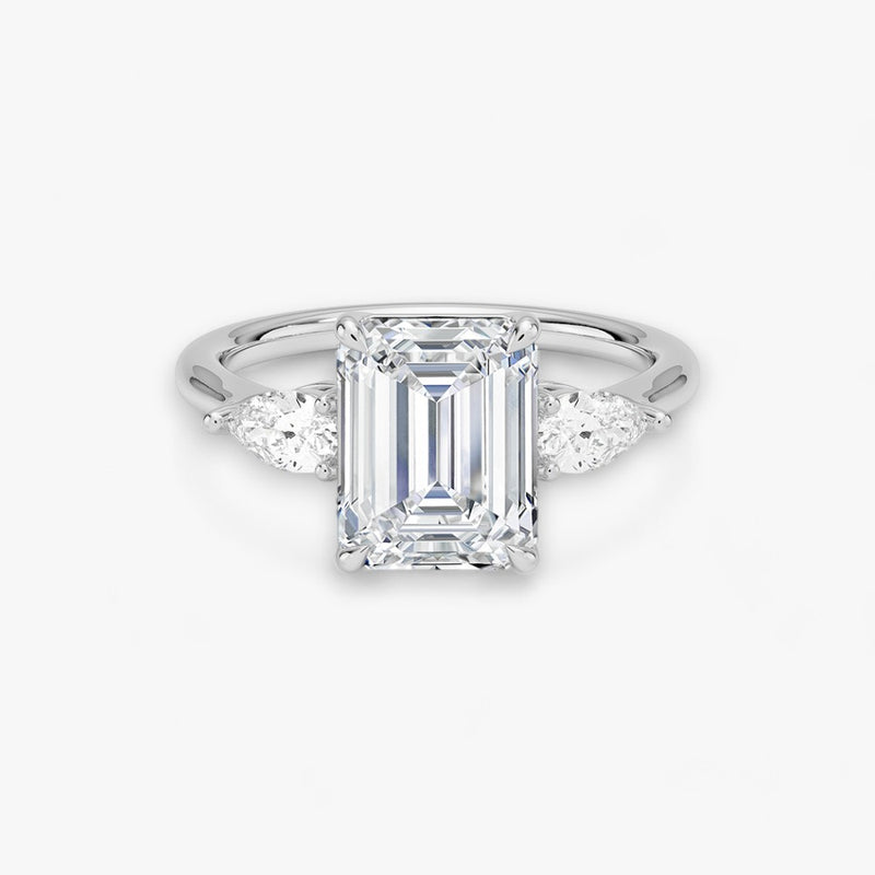 Eleganter Verlobungsring mit 2-Karat Emerald-Cut-Diamant und funkelnden seitlichen Pear-Cut-Diamanten, gefertigt aus hochwertigem Weissgold. Luxuriöser Diamantring für Verlobung, Hochzeit oder Jubiläum. Exklusives Schmuckdesign mit brillantem Glanz und zeitloser Eleganz – ideal für besondere Momente. Perfekter Verlobungsring mit außergewöhnlicher Handwerkskunst. Jetzt online entdecken und bestellen.