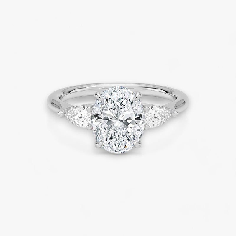 Eleganter Verlobungsring mit 2-Karat Oval-Cut-Diamant und funkelnden seitlichen Pear-Cut-Diamanten, gefertigt aus hochwertigem Weissgold. Luxuriöser Diamantring für Verlobung, Hochzeit oder Jubiläum. Exklusives Schmuckdesign mit brillantem Glanz und zeitloser Eleganz – ideal für besondere Momente. Perfekter Verlobungsring mit außergewöhnlicher Handwerkskunst. Jetzt online entdecken und bestellen.