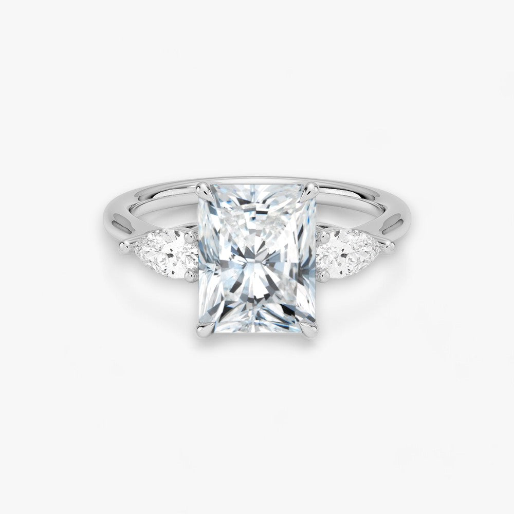 Eleganter Verlobungsring mit 2-Karat Radiant-Cut-Diamant und funkelnden seitlichen Pear-Cut-Diamanten, gefertigt aus hochwertigem Platin. Luxuriöser Diamantring für Verlobung, Hochzeit oder Jubiläum. Exklusives Schmuckdesign mit brillantem Glanz und zeitloser Eleganz – ideal für besondere Momente. Perfekter Verlobungsring mit außergewöhnlicher Handwerkskunst. Jetzt online entdecken und bestellen.