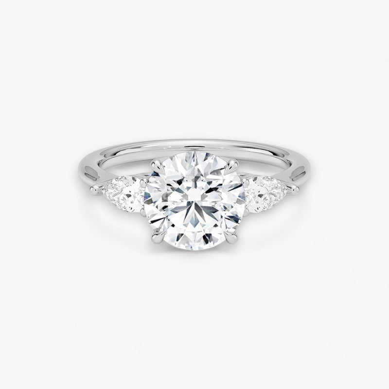 Eleganter Verlobungsring mit 2-Karat Rund-Cut-Diamant und funkelnden seitlichen Pear-Cut-Diamanten, gefertigt aus hochwertigem Weissgold. Luxuriöser Diamantring für Verlobung, Hochzeit oder Jubiläum. Exklusives Schmuckdesign mit brillantem Glanz und zeitloser Eleganz – ideal für besondere Momente. Perfekter Verlobungsring mit außergewöhnlicher Handwerkskunst. Jetzt online entdecken und bestellen.