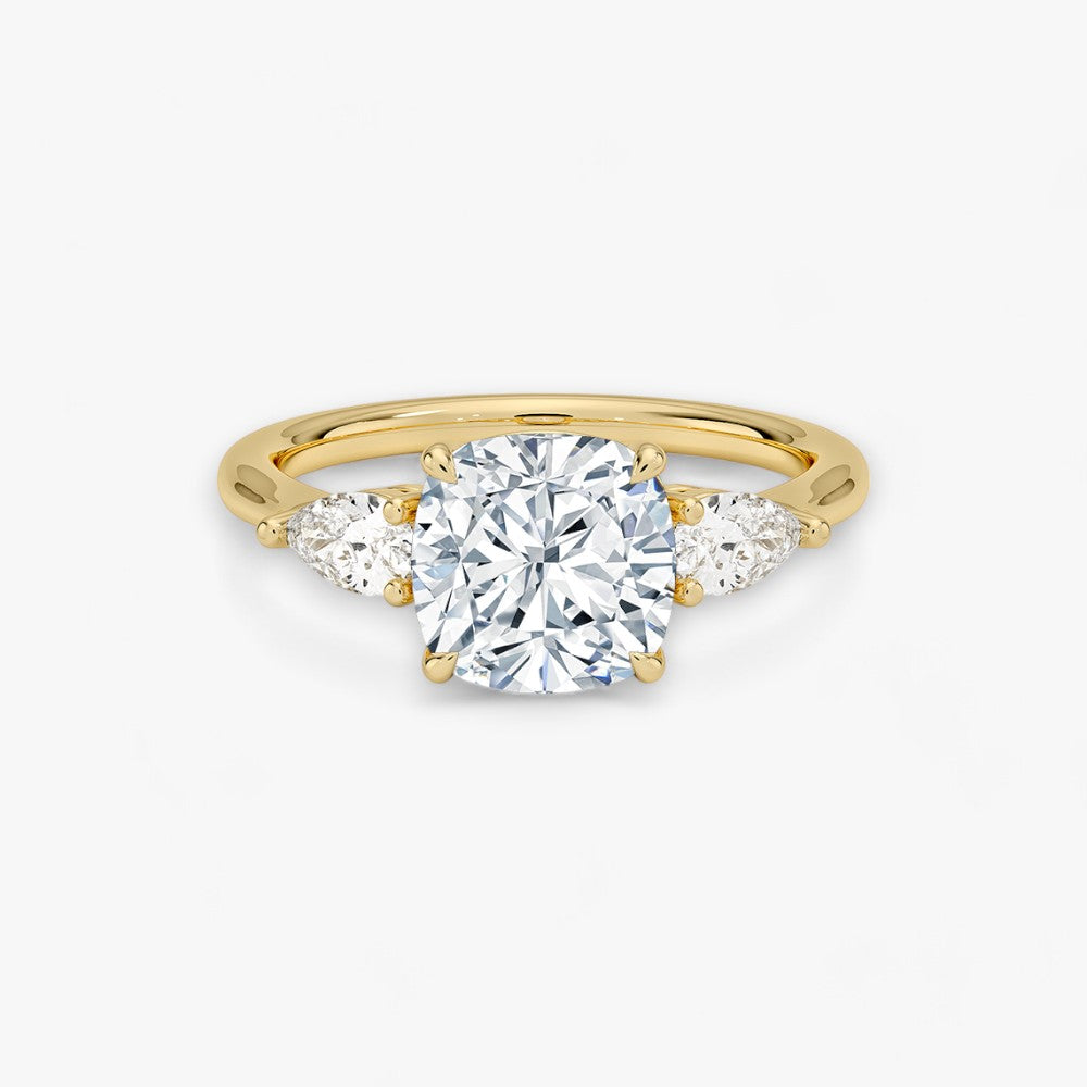 Eleganter Verlobungsring Bellancia mit 2-Karat Cushion-Cut-Diamant und funkelnden seitlichen Pear-Cut-Diamanten, gefertigt aus hochwertigem Gelbgold. Luxuriöser Diamantring für Verlobung, Hochzeit oder Jubiläum. Exklusives Schmuckdesign mit brillantem Glanz und zeitloser Eleganz – ideal für besondere Momente. Perfekter Verlobungsring mit außergewöhnlicher Handwerkskunst. Jetzt online entdecken und bestellen.
