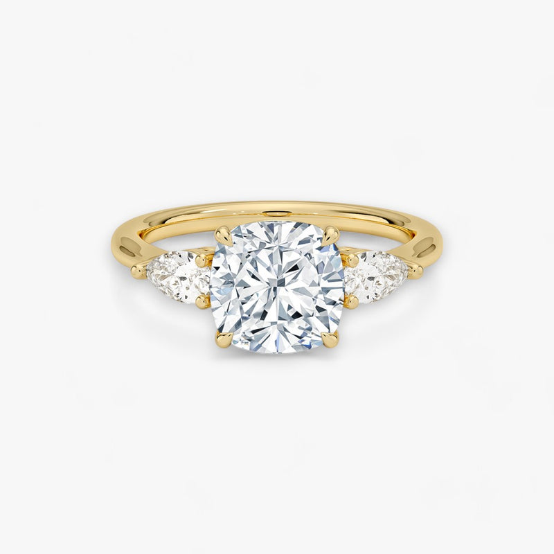 Eleganter Verlobungsring Bellancia mit 2-Karat Cushion-Cut-Diamant und funkelnden seitlichen Pear-Cut-Diamanten, gefertigt aus hochwertigem Gelbgold. Luxuriöser Diamantring für Verlobung, Hochzeit oder Jubiläum. Exklusives Schmuckdesign mit brillantem Glanz und zeitloser Eleganz – ideal für besondere Momente. Perfekter Verlobungsring mit außergewöhnlicher Handwerkskunst. Jetzt online entdecken und bestellen.