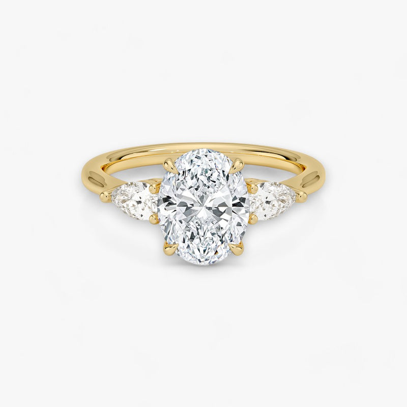Eleganter Verlobungsring mit 2-Karat Oval-Cut-Diamant und funkelnden seitlichen Pear-Cut-Diamanten, gefertigt aus hochwertigem Gelbgold. Luxuriöser Diamantring für Verlobung, Hochzeit oder Jubiläum. Exklusives Schmuckdesign mit brillantem Glanz und zeitloser Eleganz – ideal für besondere Momente. Perfekter Verlobungsring mit außergewöhnlicher Handwerkskunst. Jetzt online entdecken und bestellen.