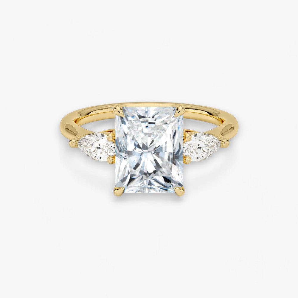 Eleganter Verlobungsring mit 2-Karat Radiant-Cut-Diamant und funkelnden seitlichen Pear-Cut-Diamanten, gefertigt aus hochwertigem Gelbgold. Luxuriöser Diamantring für Verlobung, Hochzeit oder Jubiläum. Exklusives Schmuckdesign mit brillantem Glanz und zeitloser Eleganz – ideal für besondere Momente. Perfekter Verlobungsring mit außergewöhnlicher Handwerkskunst. Jetzt online entdecken und bestellen.