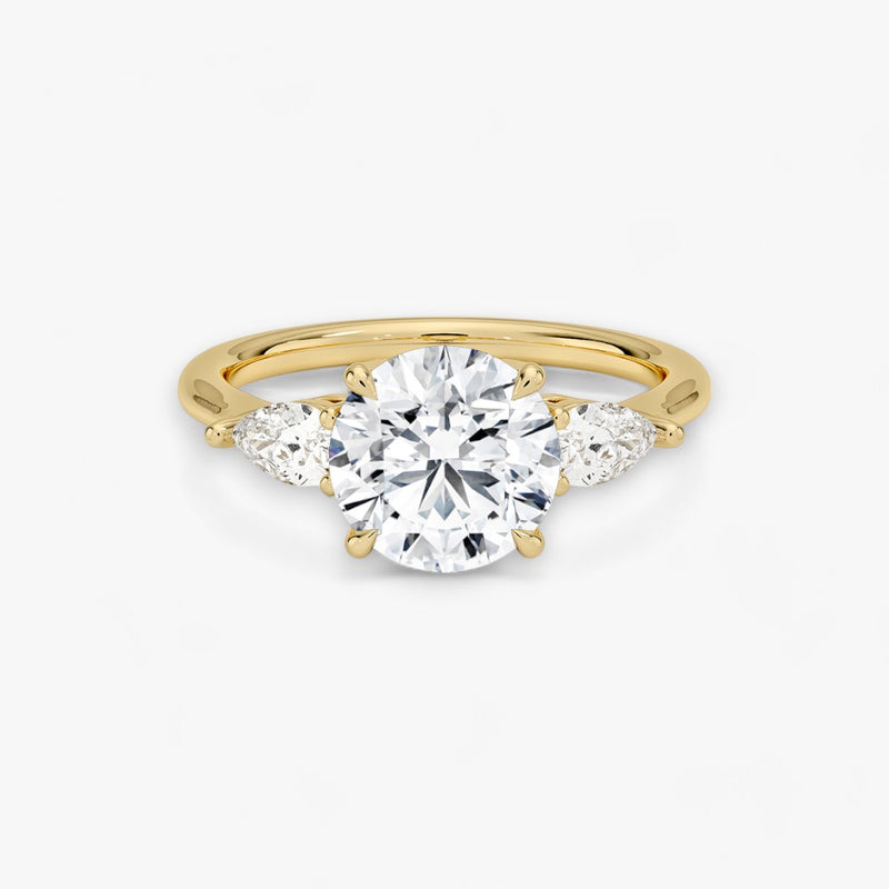 Eleganter Verlobungsring mit 2-Karat Rund-Cut-Diamant und funkelnden seitlichen Pear-Cut-Diamanten, gefertigt aus hochwertigem Gelbgold. Luxuriöser Diamantring für Verlobung, Hochzeit oder Jubiläum. Exklusives Schmuckdesign mit brillantem Glanz und zeitloser Eleganz – ideal für besondere Momente. Perfekter Verlobungsring mit außergewöhnlicher Handwerkskunst. Jetzt online entdecken und bestellen.