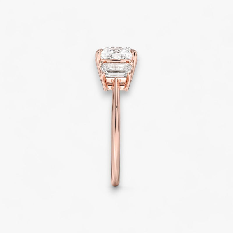 Luxuriöser Verlobungsring mit 2-Karat Cushion-Cut-Diamant und seitlichen Emerald-Cut-Diamanten, eingefasst in einer eleganten Rosegold-Fassung. Exklusiver Diamantring mit brillantem Glanz und moderner Ästhetik, ideal für Verlobung, Hochzeit oder Jubiläum. Hochwertiges Schmuckdesign mit zeitloser Eleganz und handgefertigter Präzision. Perfekter Verlobungsring für besondere Momente. Jetzt online entdecken und bestellen.