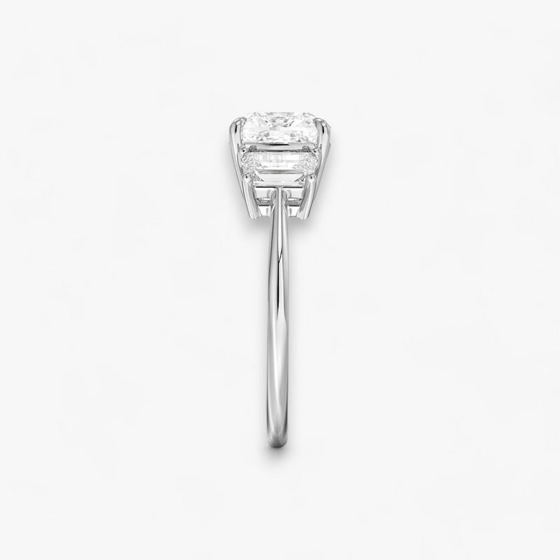 Luxuriöser Verlobungsring mit 2-Karat Cushion-Cut-Diamant und seitlichen Emerald-Cut-Diamanten, eingefasst in einer eleganten Weissgold-Fassung. Exklusiver Diamantring mit brillantem Glanz und moderner Ästhetik, ideal für Verlobung, Hochzeit oder Jubiläum. Hochwertiges Schmuckdesign mit zeitloser Eleganz und handgefertigter Präzision. Perfekter Verlobungsring für besondere Momente. Jetzt online entdecken und bestellen.