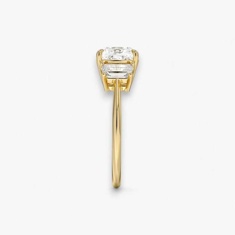 Luxuriöser Verlobungsring mit 2-Karat Cushion-Cut-Diamant und seitlichen Emerald-Cut-Diamanten, eingefasst in einer eleganten Gelbgold-Fassung. Exklusiver Diamantring mit brillantem Glanz und moderner Ästhetik, ideal für Verlobung, Hochzeit oder Jubiläum. Hochwertiges Schmuckdesign mit zeitloser Eleganz und handgefertigter Präzision. Perfekter Verlobungsring für besondere Momente. Jetzt online entdecken und bestellen.