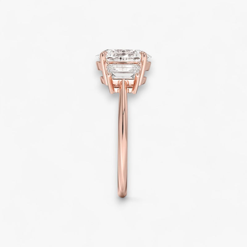 Luxuriöser Verlobungsring mit 2-Karat Oval-Cut-Diamant und seitlichen Emerald-Cut-Diamanten, eingefasst in einer eleganten Rosegold-Fassung. Exklusiver Diamantring mit brillantem Glanz und moderner Ästhetik, ideal für Verlobung, Hochzeit oder Jubiläum. Hochwertiges Schmuckdesign mit zeitloser Eleganz und handgefertigter Präzision. Perfekter Verlobungsring für besondere Momente. Jetzt online entdecken und bestellen.