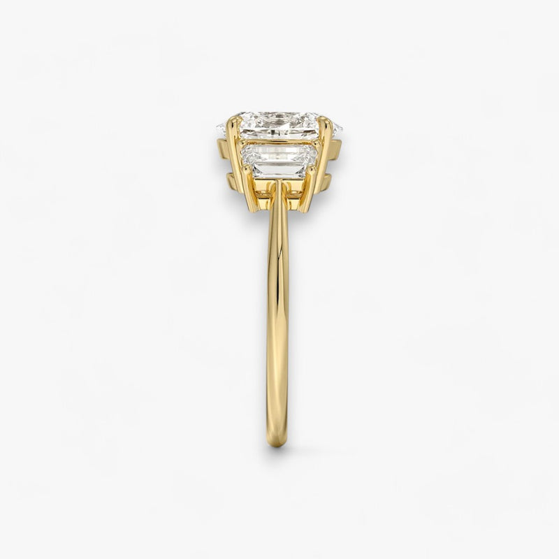 Luxuriöser Verlobungsring mit 2-Karat Oval-Cut-Diamant und seitlichen Emerald-Cut-Diamanten, eingefasst in einer eleganten Gelbgold-Fassung. Exklusiver Diamantring mit brillantem Glanz und moderner Ästhetik, ideal für Verlobung, Hochzeit oder Jubiläum. Hochwertiges Schmuckdesign mit zeitloser Eleganz und handgefertigter Präzision. Perfekter Verlobungsring für besondere Momente. Jetzt online entdecken und bestellen.