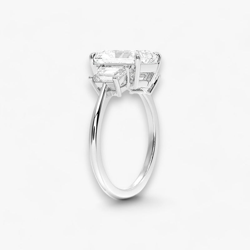 Luxuriöser Verlobungsring mit 2-Karat Radiant-Cut-Diamant und seitlichen Emerald-Cut-Diamanten, eingefasst in einer eleganten Platin-Fassung. Exklusiver Diamantring mit brillantem Glanz und moderner Ästhetik, ideal für Verlobung, Hochzeit oder Jubiläum. Hochwertiges Schmuckdesign mit zeitloser Eleganz und handgefertigter Präzision. Perfekter Verlobungsring für besondere Momente. Jetzt online entdecken und bestellen.