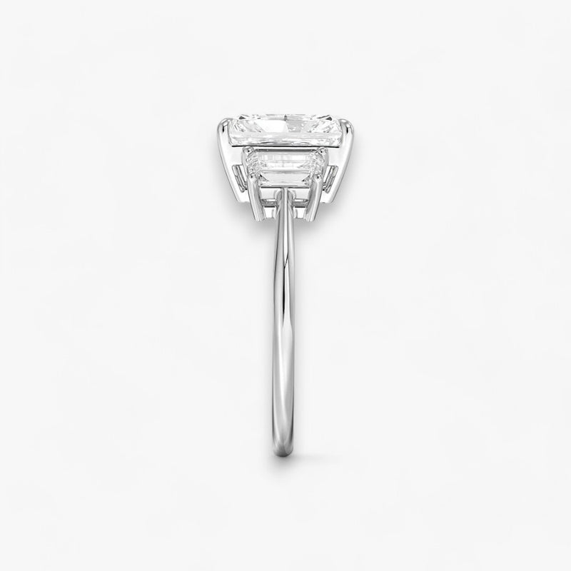 Luxuriöser Verlobungsring mit 2-Karat Emerald-Cut-Diamant und seitlichen Emerald-Cut-Diamanten, eingefasst in einer eleganten Weissgold-Fassung. Exklusiver Diamantring mit brillantem Glanz und moderner Ästhetik, ideal für Verlobung, Hochzeit oder Jubiläum. Hochwertiges Schmuckdesign mit zeitloser Eleganz und handgefertigter Präzision. Perfekter Verlobungsring für besondere Momente. Jetzt online entdecken und bestellen.