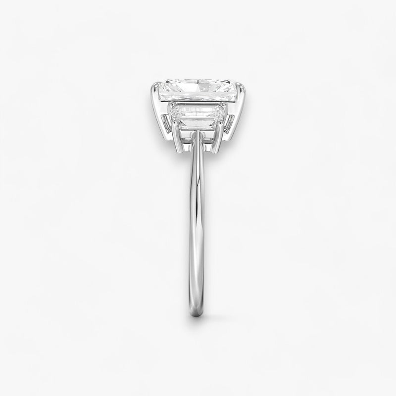 Luxuriöser Verlobungsring mit 2-Karat Radiant-Cut-Diamant und seitlichen Emerald-Cut-Diamanten, eingefasst in einer eleganten Platin-Fassung. Exklusiver Diamantring mit brillantem Glanz und moderner Ästhetik, ideal für Verlobung, Hochzeit oder Jubiläum. Hochwertiges Schmuckdesign mit zeitloser Eleganz und handgefertigter Präzision. Perfekter Verlobungsring für besondere Momente. Jetzt online entdecken und bestellen.