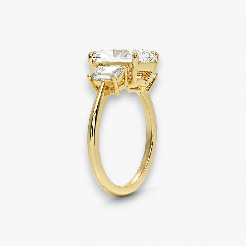 Luxuriöser Verlobungsring mit 2-Karat Radiant-Cut-Diamant und seitlichen Emerald-Cut-Diamanten, eingefasst in einer eleganten Gelbgold-Fassung. Exklusiver Diamantring mit brillantem Glanz und moderner Ästhetik, ideal für Verlobung, Hochzeit oder Jubiläum. Hochwertiges Schmuckdesign mit zeitloser Eleganz und handgefertigter Präzision. Perfekter Verlobungsring für besondere Momente. Jetzt online entdecken und bestellen.