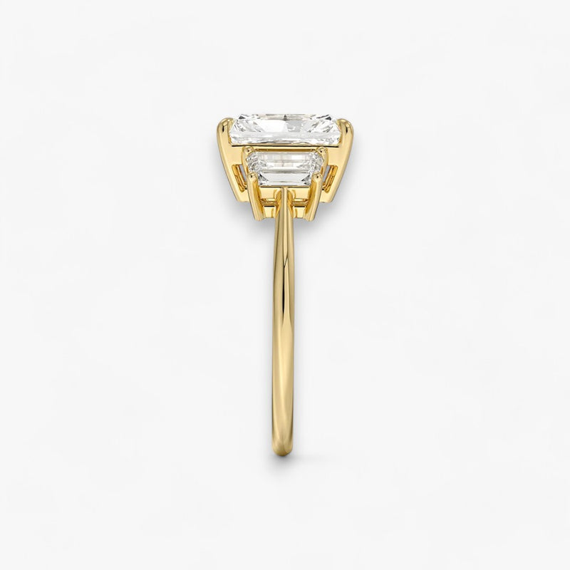 Luxuriöser Verlobungsring mit 2-Karat Radiant-Cut-Diamant und seitlichen Emerald-Cut-Diamanten, eingefasst in einer eleganten Gelbgold-Fassung. Exklusiver Diamantring mit brillantem Glanz und moderner Ästhetik, ideal für Verlobung, Hochzeit oder Jubiläum. Hochwertiges Schmuckdesign mit zeitloser Eleganz und handgefertigter Präzision. Perfekter Verlobungsring für besondere Momente. Jetzt online entdecken und bestellen.