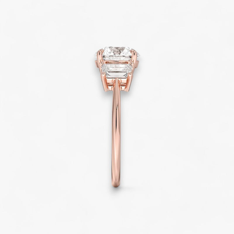 Luxuriöser Verlobungsring mit 2-Karat Rund-Cut-Diamant und seitlichen Emerald-Cut-Diamanten, eingefasst in einer eleganten Rosegold-Fassung. Exklusiver Diamantring mit brillantem Glanz und moderner Ästhetik, ideal für Verlobung, Hochzeit oder Jubiläum. Hochwertiges Schmuckdesign mit zeitloser Eleganz und handgefertigter Präzision. Perfekter Verlobungsring für besondere Momente. Jetzt online entdecken und bestellen.