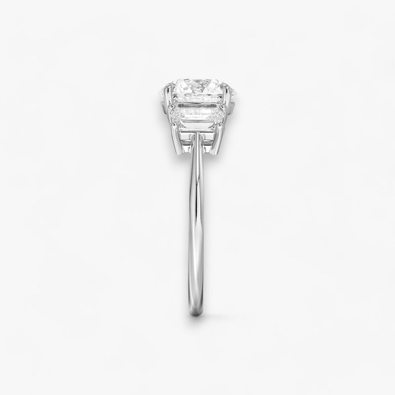 Luxuriöser Verlobungsring mit 2-Karat Rund-Cut-Diamant und seitlichen Emerald-Cut-Diamanten, eingefasst in einer eleganten Weissgold-Fassung. Exklusiver Diamantring mit brillantem Glanz und moderner Ästhetik, ideal für Verlobung, Hochzeit oder Jubiläum. Hochwertiges Schmuckdesign mit zeitloser Eleganz und handgefertigter Präzision. Perfekter Verlobungsring für besondere Momente. Jetzt online entdecken und bestellen.