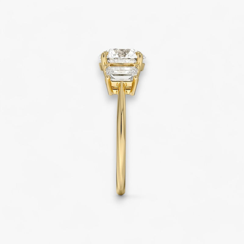 Luxuriöser Verlobungsring mit 2-Karat Rund-Cut-Diamant und seitlichen Emerald-Cut-Diamanten, eingefasst in einer eleganten Gelbgold-Fassung. Exklusiver Diamantring mit brillantem Glanz und moderner Ästhetik, ideal für Verlobung, Hochzeit oder Jubiläum. Hochwertiges Schmuckdesign mit zeitloser Eleganz und handgefertigter Präzision. Perfekter Verlobungsring für besondere Momente. Jetzt online entdecken und bestellen.