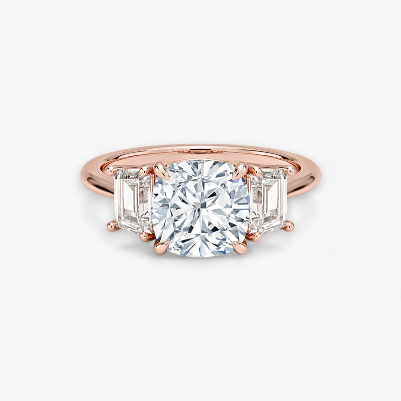 Luxuriöser Verlobungsring mit 2-Karat Cushion-Cut-Diamant und seitlichen Emerald-Cut-Diamanten, eingefasst in einer eleganten Rosegold-Fassung. Exklusiver Diamantring mit brillantem Glanz und moderner Ästhetik, ideal für Verlobung, Hochzeit oder Jubiläum. Hochwertiges Schmuckdesign mit zeitloser Eleganz und handgefertigter Präzision. Perfekter Verlobungsring für besondere Momente. Jetzt online entdecken und bestellen.