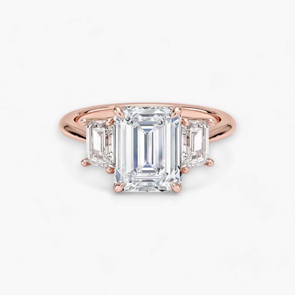 Luxuriöser Verlobungsring mit 2-Karat Emerald-Cut-Diamant und seitlichen Emerald-Cut-Diamanten, eingefasst in einer eleganten Rosegold-Fassung. Exklusiver Diamantring mit brillantem Glanz und moderner Ästhetik, ideal für Verlobung, Hochzeit oder Jubiläum. Hochwertiges Schmuckdesign mit zeitloser Eleganz und handgefertigter Präzision. Perfekter Verlobungsring für besondere Momente. Jetzt online entdecken und bestellen.