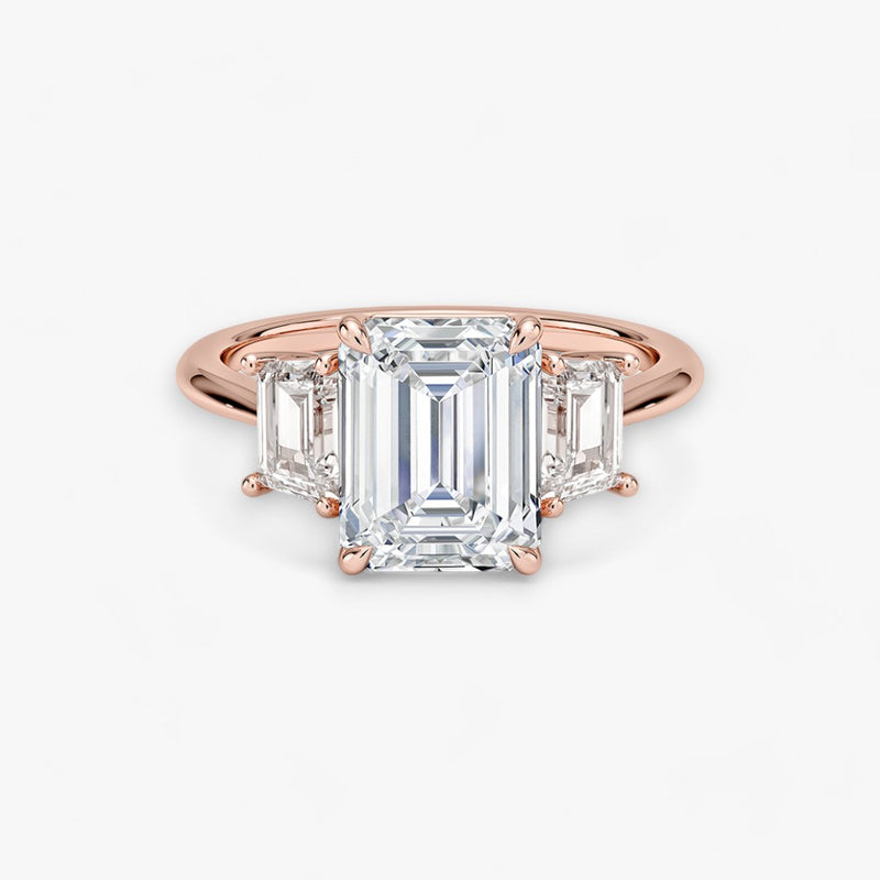Luxuriöser Verlobungsring mit 2-Karat Emerald-Cut-Diamant und seitlichen Emerald-Cut-Diamanten, eingefasst in einer eleganten Rosegold-Fassung. Exklusiver Diamantring mit brillantem Glanz und moderner Ästhetik, ideal für Verlobung, Hochzeit oder Jubiläum. Hochwertiges Schmuckdesign mit zeitloser Eleganz und handgefertigter Präzision. Perfekter Verlobungsring für besondere Momente. Jetzt online entdecken und bestellen.