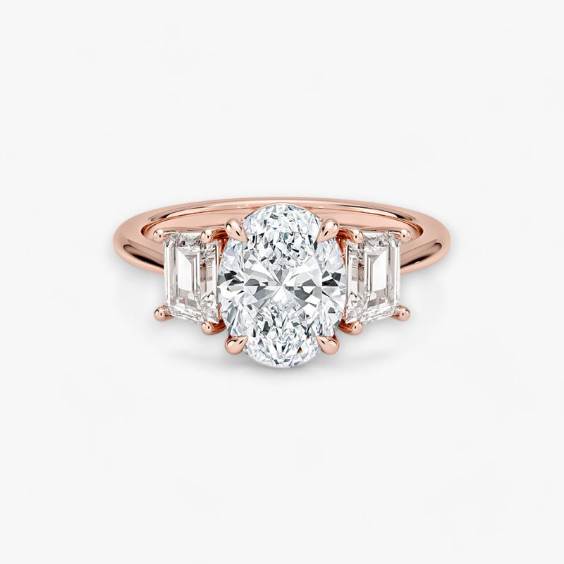 Luxuriöser Verlobungsring mit 2-Karat Oval-Cut-Diamant und seitlichen Emerald-Cut-Diamanten, eingefasst in einer eleganten Rosegold-Fassung. Exklusiver Diamantring mit brillantem Glanz und moderner Ästhetik, ideal für Verlobung, Hochzeit oder Jubiläum. Hochwertiges Schmuckdesign mit zeitloser Eleganz und handgefertigter Präzision. Perfekter Verlobungsring für besondere Momente. Jetzt online entdecken und bestellen.