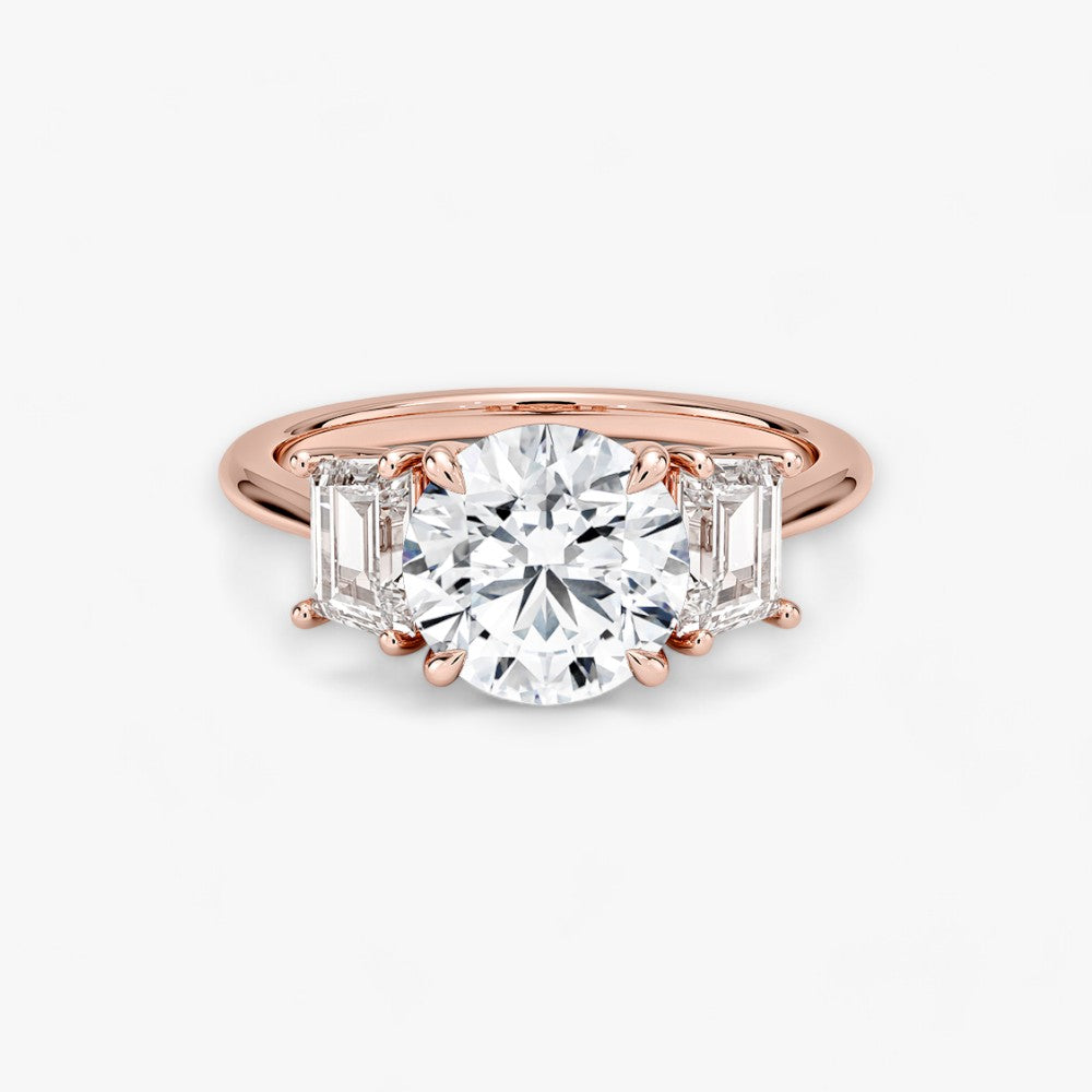 Luxuriöser Verlobungsring mit 2-Karat Rund-Cut-Diamant und seitlichen Emerald-Cut-Diamanten, eingefasst in einer eleganten Rosegold-Fassung. Exklusiver Diamantring mit brillantem Glanz und moderner Ästhetik, ideal für Verlobung, Hochzeit oder Jubiläum. Hochwertiges Schmuckdesign mit zeitloser Eleganz und handgefertigter Präzision. Perfekter Verlobungsring für besondere Momente. Jetzt online entdecken und bestellen.